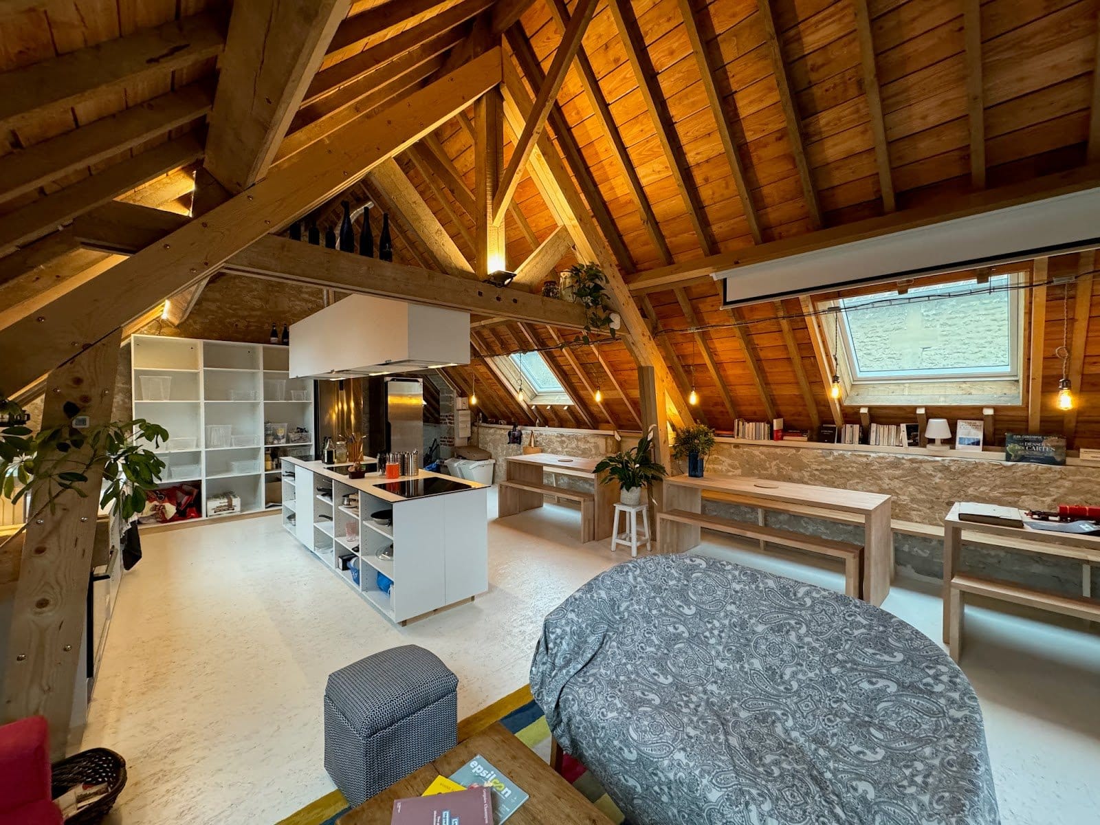 Wooden sleeping cabin dorm