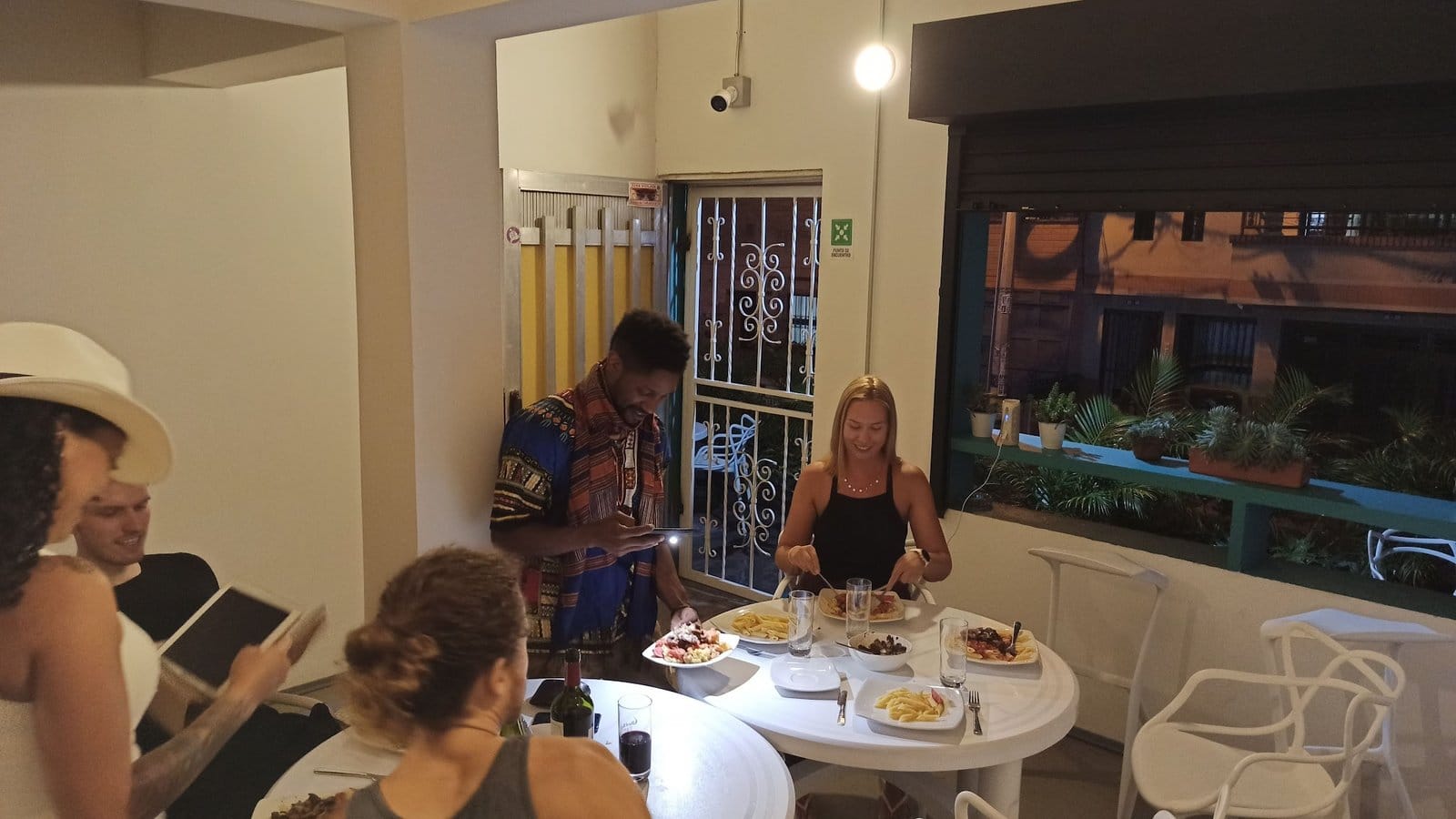 Group of guests sharing dinner together at Gastón Coliving in the evening