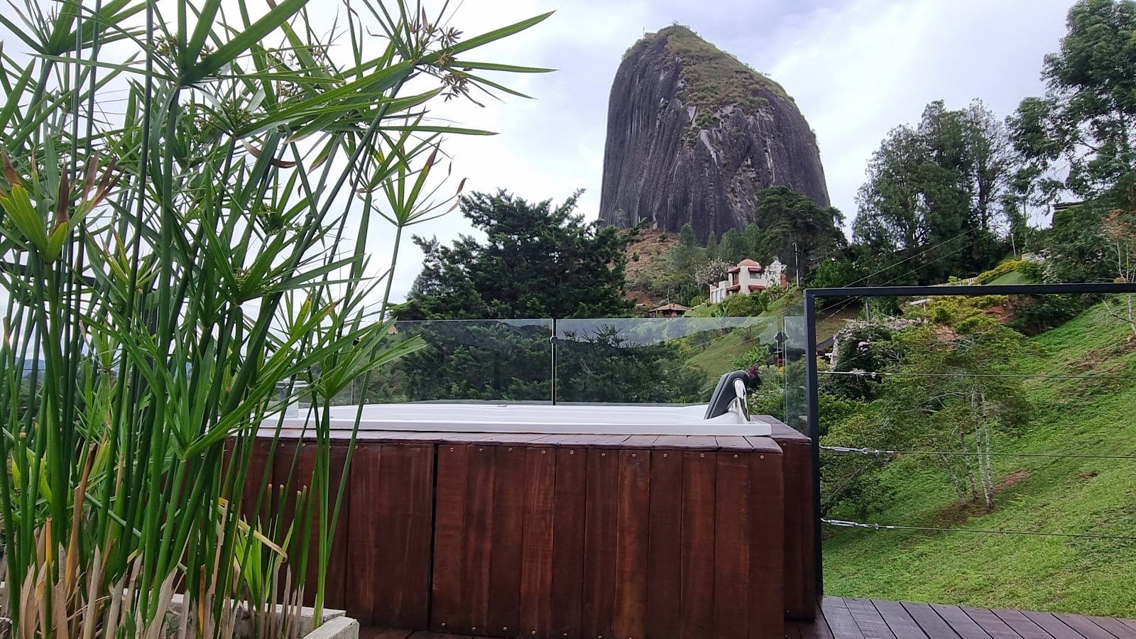 Outdoor jacuzzi facing the El Peñol rock formation at Riverside ecoliving Guatapé