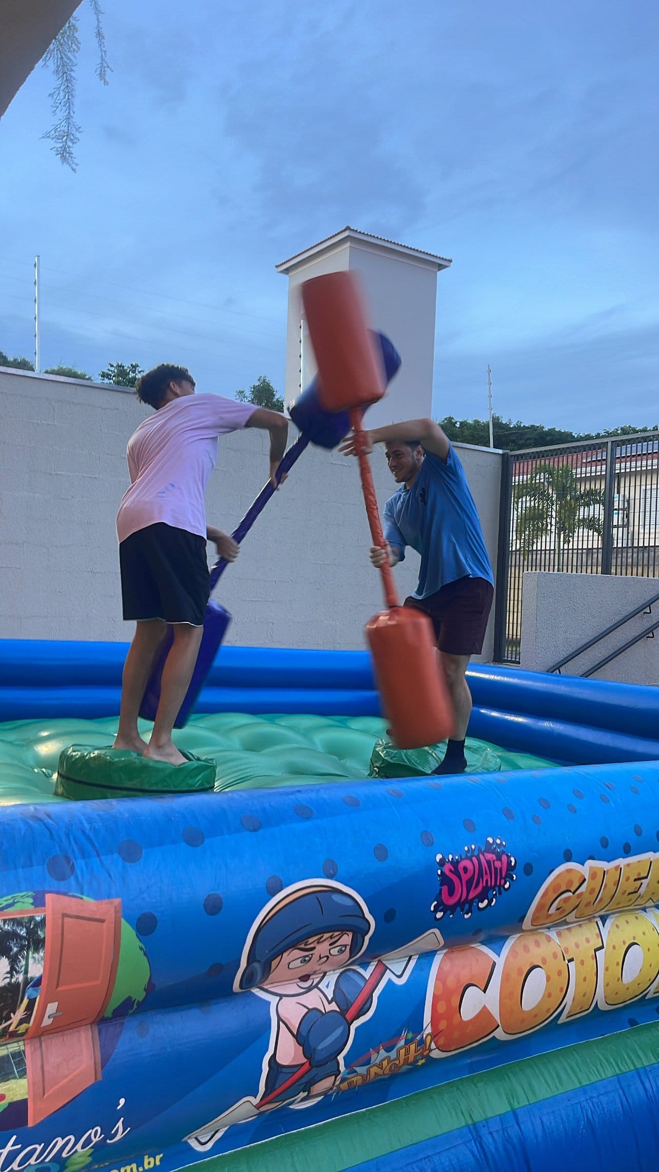 Residents playing at an outdoor event at Uliving Campinas student residence