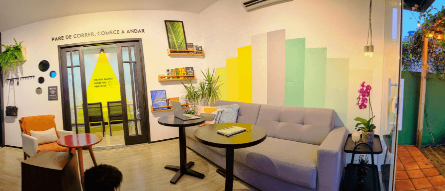 Colorful common area with yellow and teal accents at Coliving Muní