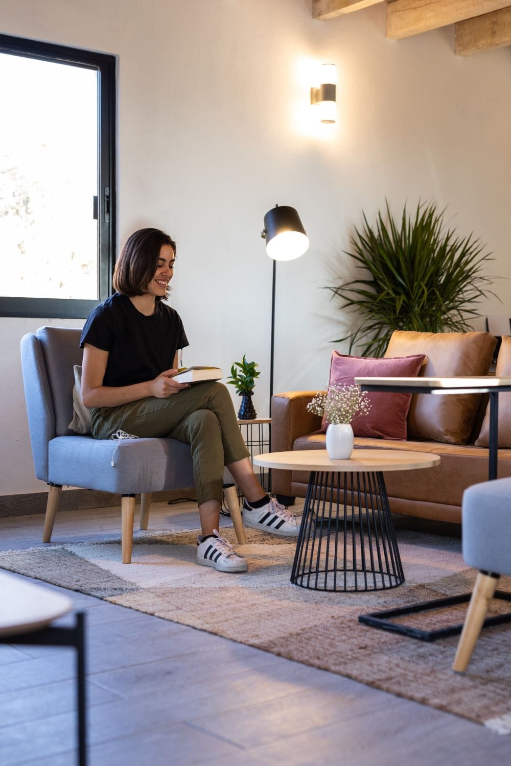 Resident relaxing and reading in the common lounge area at Outsite San Miguel de Allende