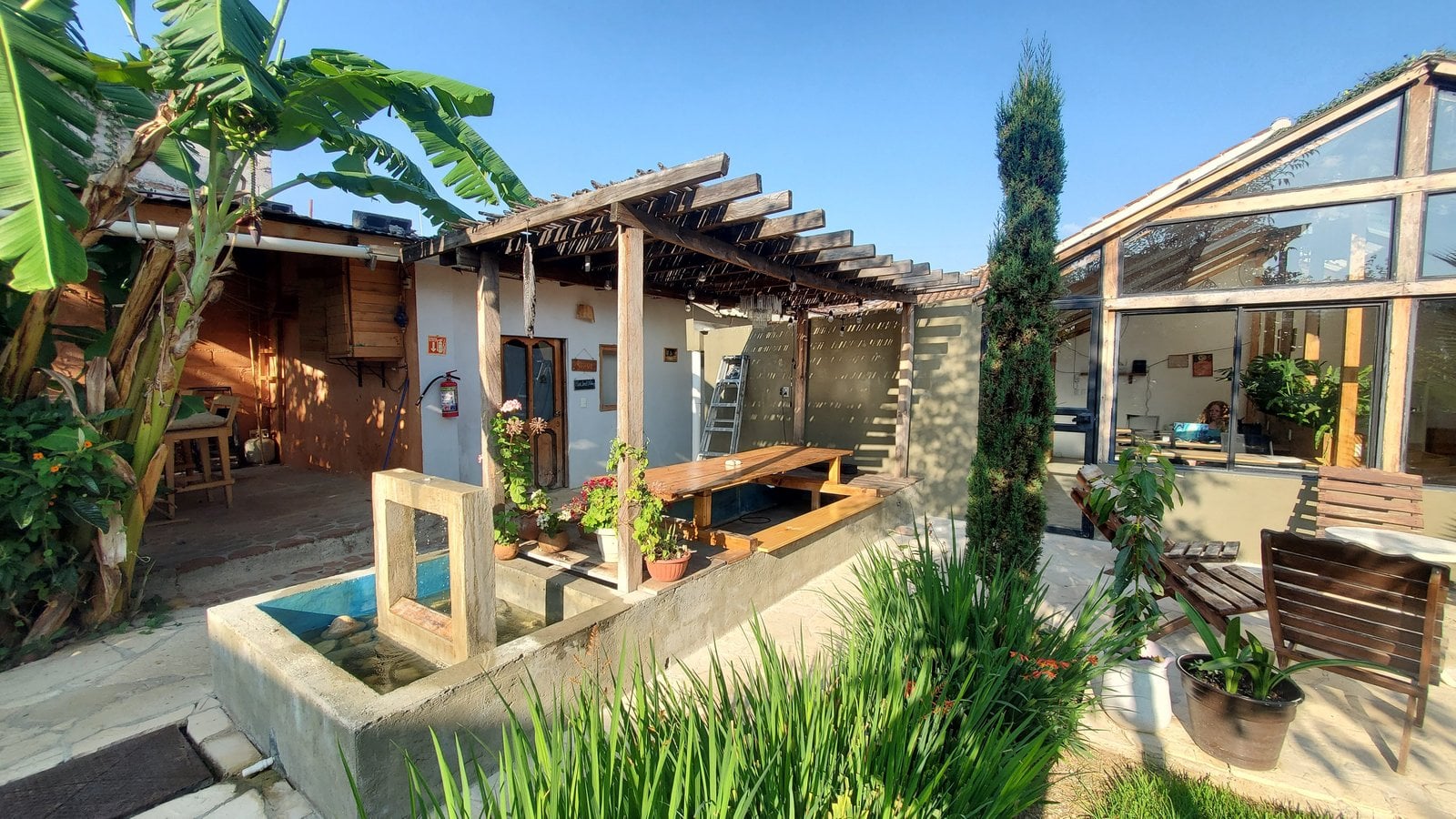 Garden courtyard at Co404 San Cristóbal with wooden pergola and plunge pool